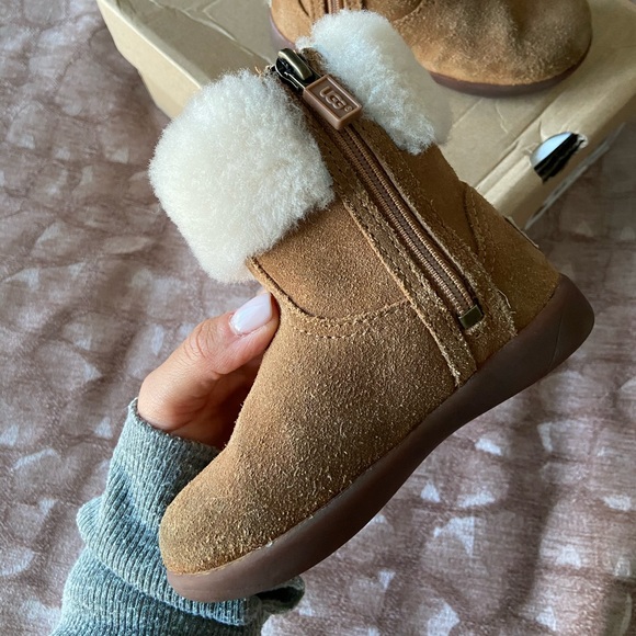 BABY BOY OR GIRL UGG JORIE II BOOTS - Picture 2 of 10